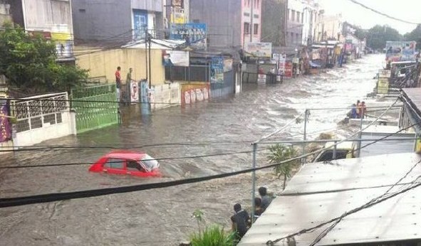 Banjir Semakin Mengerikan? Asuransi Mobil Anti-Banjir Punya Solusinya!